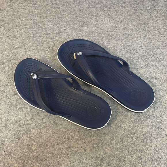 CROCS. NAVY BLUE Sandals. Women’s size 8, Men’s size 6. - Picture 4 of 10